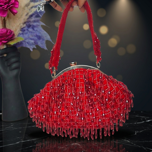 Élégante pochette de soirée rouge perlée en forme de demi-lune avec bandoulière pour fêtes et mariages - Product Image 2