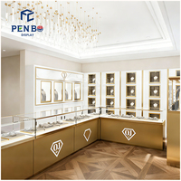 Conception de mobilier de décoration pour bijouterie sur mesure, comptoir de présentation en verre doré, design d'intérieur de bijouterie