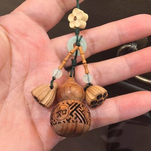 Pendentif en bois de rose en forme de calebasse avec symboles porte-bonheur pour porte-clés et sacs, breloque cadeau unisexe - Product Image 4