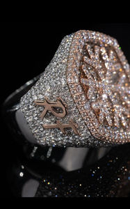 Bague en diamant moissanite classique à forte vente pour hommes Style de bande audacieuse Offrant une touche masculine moderne et élégante - Product Image 4