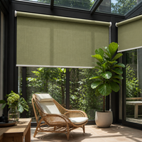 Stores enrouleurs classiques en tissu texturé ivoire avec chaîne à perles manuelle, protection solaire UV pour balcon et fenêtre de patio