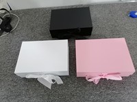 Dossiers en papier couché recyclables en forme d'avion, imprimés en quadrichromie avec logo personnalisé, revêtement UV et gaufrage à chaud doré