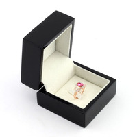 Boîte à bijoux rectangulaire en bois doré brillant avec doublure en velours, fabriquée par des artisans amish, couleurs personnalisables, logo personnalisé, boîte cadeau moderne
