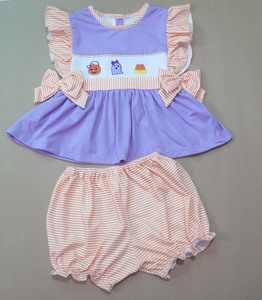 Conjunto de Halloween para niñas: Pelele morado con smock, bordado de calabaza, fantasma y dulces, y mangas con volantes a rayas naranjas para bebés. - Product Image 2