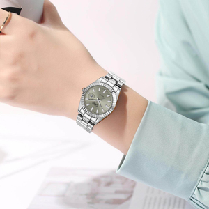 Montre pour femme avec lunette cannelée et bracelet en acier, un élément de joaillerie sophistiqué doté d'un affichage de la date. - Product Image 3