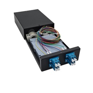 Đầu nối <span class=keywords><strong>4</strong></span> cổng <span class=keywords><strong>LC</strong></span> Bộ chuyển đổi đuôi lợn chế độ đơn Hộp đầu cuối cáp quang 8 lõi với bảng vá lỗi cho mạng FTTH sử dụng GPON - Product Image 1