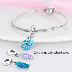 Colgantes de animales de latón blanco plateado, adornados con esmalte y pedrería, ideales para la fabricación de joyas - Product Image 4