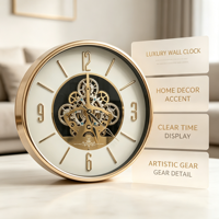 Horloge murale squelette moderne à cadran blanc, cadre plaqué or avec mécanisme visible, décoration intérieure minimaliste et industrielle