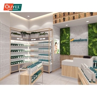 Étagère de présentation contemporaine en matériaux variés pour boutique, design de vente au détail pour produits de beauté