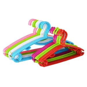 Недорогая пластиковая Декоративная вешалка для детской одежды, 5 цветов
