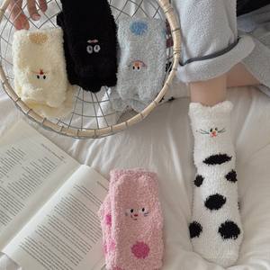 Chaussettes d'intérieur épaisses en polaire corail de style japonais brodées avec un motif de pudding pour femmes, Jingwen OEM, hiver - Product Image 1