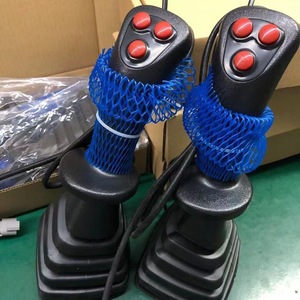 มือจับควบคุมไฟฟ้า Xinyuan 6575 พร้อมปุ่มสีแดงและฝาครอบกันฝุ่นสีน้ำเงินสำหรับตัวเปลี่ยนเกียร์รถขุด - Product Image 1