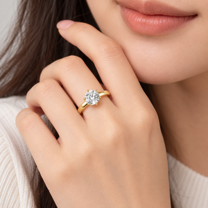 Anillo Clásico Solitario con Zirconia y Opción de Color Dorado, Banda Pulida Irregular, Diseño para Mujer - Product Image 3