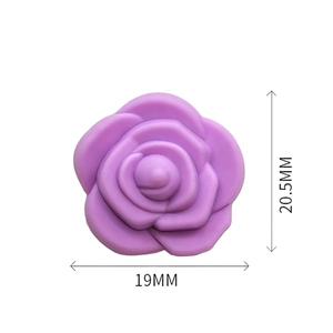 En venta: Cuentas de silicona con forma de rosa, bolígrafos, dijes de PVC para joyería, para clips de chupete, mordedores, artículos para abalorios y collares - Product Image 4