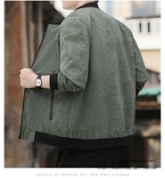 Blouson bomber en toile tendance pour homme avec poches zippées, poignets côtelés, respirant et coupe-vent, idéal pour le streetwear décontracté et la mode jeune.