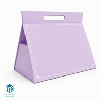 Boîte cadeau magnétique triangulaire personnalisée en gros avec poignée découpée, boîte d'emballage rigide en papier pliable, impression de logo personnalisée