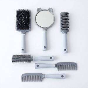 Ensemble de brosses et peignes à <span class=keywords><strong>cheveux</strong></span> en plastique 6 en 1 avec miroir à main en forme d'ours, kit de peignes démêlants à picots souples pour le massage, pour le coiffage quotidien des filles - Product Image 1