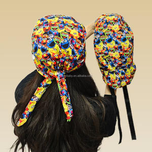 Bonnets <span class=keywords><strong>de</strong></span> travail pour infirmières en coton lavable à motif dessin animé avec attaches en ruban, boutons et logo personnalisé, bonnets <span class=keywords><strong>de</strong></span> bloc opératoire pour femmes avec ouverture pour queue <span class=keywords><strong>de</strong></span> cheval - Product Image 1