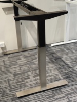 Bureau électrique ergonomique réglable en hauteur, table assis-debout moderne et silencieuse pour le bureau à domicile, cadre de bureau.