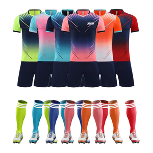 Camiseta deportiva y pantalones cortos elásticos con logotipo personalizado hecho de material de punto doble - Product Image 2