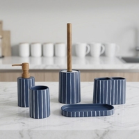 Ensemble d'accessoires de salle de bain en résine, 5 pièces, bleu marine et blanc, rayures verticales, kit d'accessoires de bain, poignée aspect bois, décoration pour hôtel et maison