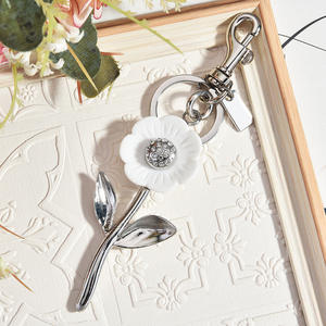 Porte-clés mousqueton en alliage d'acier inoxydable de luxe, motif petite <span class=keywords><strong>marguerite</strong></span> de dessin animé, étanche et léger, vente chaude - Product Image 4