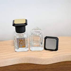Bouteilles en verre de parfum de forme carrée de haute qualité sertissage 30ml 50ml 100ml pulvérisateur à pompe avec sérigraphie à capuchon noir - Product Image 2