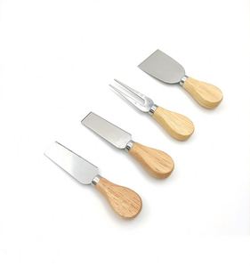 Nouvel ensemble d'accessoires de cuisine en bois au design tendance, planche à fromage ronde en bois avec couteaux, vente en gros - Product Image 5