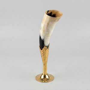 Corne à boire viking artisanale avec support en laiton à motif de feuille, coupe médiévale nordique pour cadeaux - Product Image 1