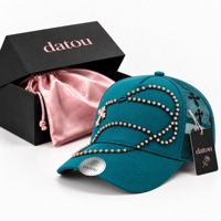 Casquette de baseball unisexe tendance avec pendentif croix en chaîne perlée or rose, dos en maille couleur unie et visière incurvée, emballée dans une boîte cadeau