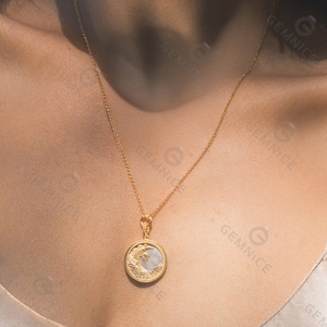 Collar <span class=keywords><strong>de</strong></span> latón Gemnel chapado en oro <span class=keywords><strong>de</strong></span> 18 quilates con colgante versátil <span class=keywords><strong>de</strong></span> nácar Celestial Walking Dreams para mujer - Product Image 5