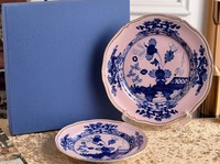 Service de table en porcelaine rose vintage de style italien avec motif floral bleu pour la décoration de table de mariage, de banquet ou comme cadeau.