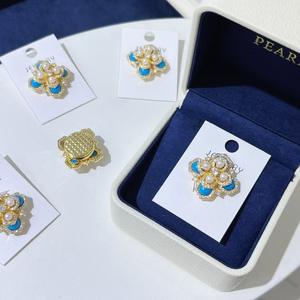 Broche de Flores Moradas de Alta Gama con Cristal de Imitación y Cierre Magnético, Accesorio para Vestidos y Trajes Versátiles - Product Image 1