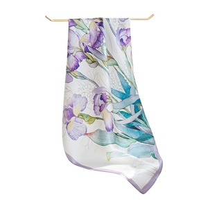 Cadeau pour la Saint-Valentin, foulard carré en soie de mûrier imprimé élégant haut de gamme pour femmes, avec motif de fleurs de narcisse violettes - Product Image 5