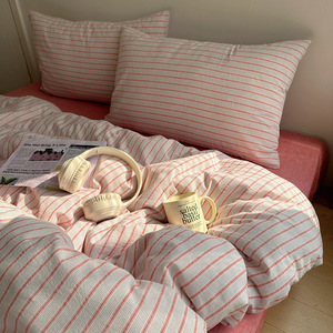 طقم سرير من أربع قطع من القطن العضوي المصبوغ والمغسول، مخطط، بدرجة الأمومة والرضاعة، يتضمن ملاءة سرير وغطاء لحاف، لراحة النوم العاري. - Product Image 5