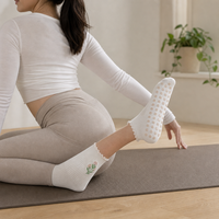 Chaussettes de yoga antidérapantes pour femmes avec bordure à volants élégante et broderie florale