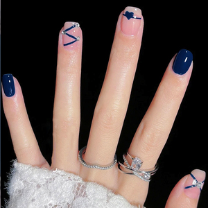 <span class=keywords><strong>Uñas</strong></span> postizas acrílicas al por mayor estilo Sleek Line Ins, color nude <span class=keywords><strong>azul</strong></span> <span class=keywords><strong>marino</strong></span>, <span class=keywords><strong>cortas</strong></span> cuadradas con pegamento de cristal, puntas de <span class=keywords><strong>uñas</strong></span> casuales para uso en los dedos. - Product Image 2