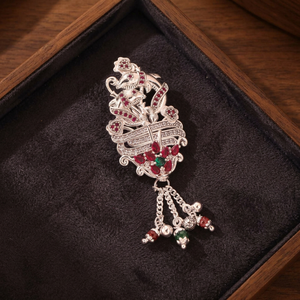 Broche de sari argentée pour femme, élégante, ornée de pierres, clip de dupatta traditionnel, broche porte-clés de taille, bijoux raffinés - Product Image 4