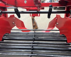 Cosechadora frontal de 4 hileras <span class=keywords><strong>y</strong></span> 75 cm para <span class=keywords><strong>ajo</strong></span> <span class=keywords><strong>y</strong></span> cebolla, máquina de recolección para cultivadores de tractor de un solo eje - Product Image 6