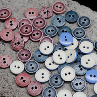 Pasokan pabrik dalam stok 10mm bulat datar 2 lubang putih anggur merah biru laut asli tombol tulang sapi untuk kemeja Polo kancing logo kustom