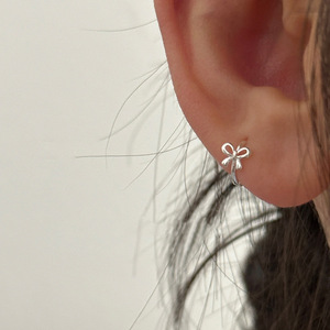 BOW earbuckle phụ nữ đơn giản mini hàng ngày đi lại Bông tai tính khí vòng khóa tai vòng - Product Image 1