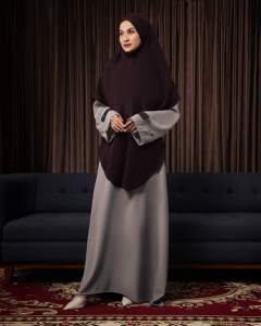 Conjunto de Abaya Tranquil HawaLuxe con Protección UV y Cierre Frontal para Uso Diario Formal y Modesto - Product Image 1