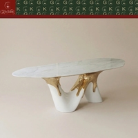 Table à manger de luxe GOLDKING, plateau en marbre blanc, base en céramique dorée sculpturale, OEM personnalisé pour intérieur haut de gamme