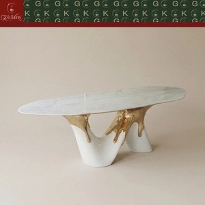Mesa de Comedor de Diseño de Lujo GOLDKING con Cubierta de Mármol Blanco y Base Escultural de Cerámica Dorada, Personalizable OEM para Interiores de Alta Gama - Product Image 3