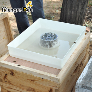 Fontaine à eau pour abeilles en plastique, modèle New Rapid Menger Bee BF-10, carrée et ronde, capacité 1 gallon, équipement d'apiculture, garantie 2 ans - Product Image 2