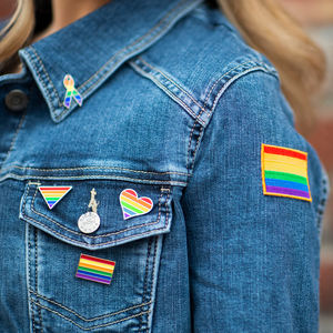 Fabricant de gros émail coloré drapeau métal <span class=keywords><strong>arc</strong></span>-<span class=keywords><strong>en</strong></span>-<span class=keywords><strong>ciel</strong></span> bouton broche Gay Lgbt Pride épinglette insigne - Product Image 6