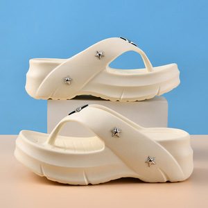 Guru Tongs compensées pour femme, blanc cassé, en EVA respirant et antidérapant, sandales d'été pour la plage - Product Image 1