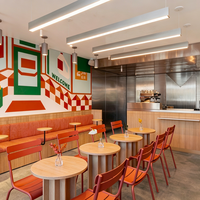 Comptoir à café en bois design avec éclairage LED pour centre commercial, mobilier de présentation et aménagement de magasin de bubble tea tendance et coloré