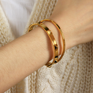 Vòng Tay Thịnh Hành Năm 2023 Vòng Tay Cổ Rộng Phong Cách Punk Cho Nữ Vòng Tay Kim Tự Tháp Trang Sức Hip Hop Vòng Tay Kim Loại Mạ Vàng 18K - Product Image 2