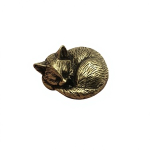 Prensapapeles con Figura de Gato Durmiendo en Latón Antiguo con Diseño Clásico – Soporte Decorativo para Papel para Estudio y Espacio de Trabajo - Product Image 1